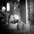 un-homme-derriere-une-femme-jpg