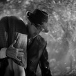 un-homme-portant-une-femme-jpg