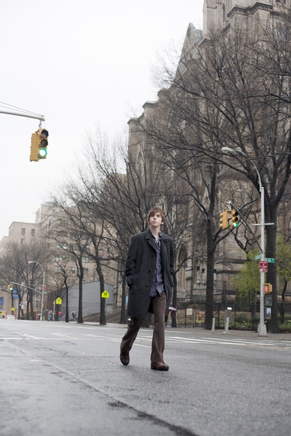 freddie-highmore-dans-la-rue-jpg