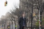 freddie-highmore-dans-la-rue-jpg