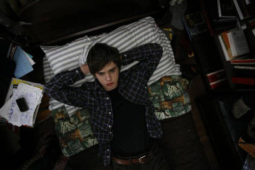 freddie-highmore-sur-son-lit-jpg