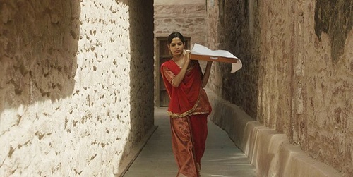 freida-pinto-serveuse-jpg