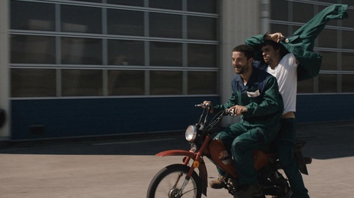 guillaume-gouix-et-arthur-dupont-sur-une-moto-jpg