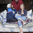 Grégoire Ludig, Virginie Efira et Géraldine Nakache dans le film "Et Ta Soeur" sur le sofa