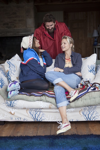 Grégoire Ludig, Virginie Efira et Géraldine Nakache dans le film "Et Ta Soeur" sur le sofa