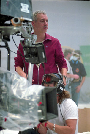 roland emmerich realisateur en plein tournage