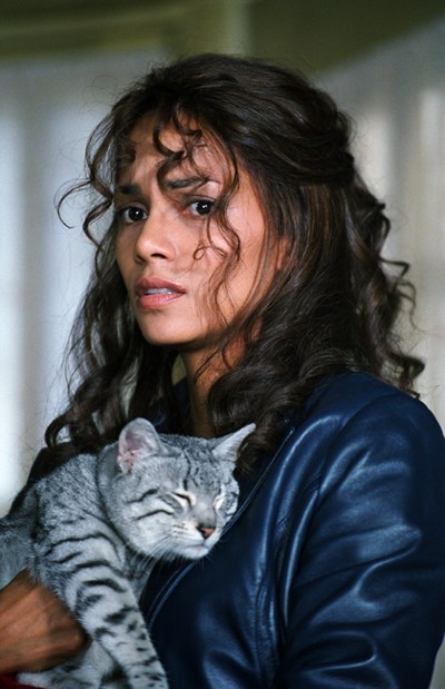 halle berry avec le chat qui lui a redonne la vie - Catwoman