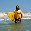Jean Dujardin et sa planche de surf