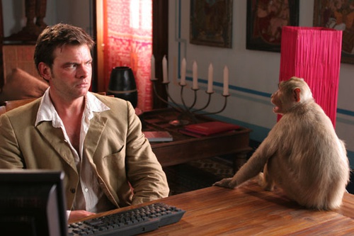 Clovis Cornillac et un singe