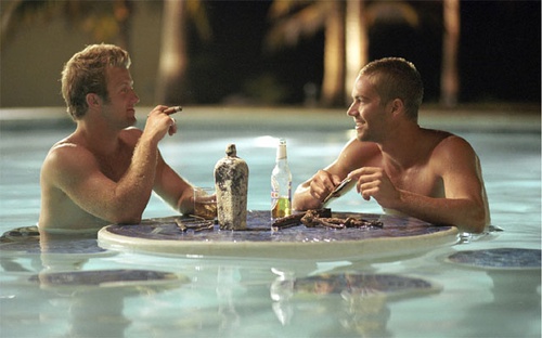 scott caan et paul walker dans la piscine