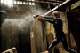 kate beckinsale armes en main