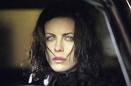 kate beckinsale au volant