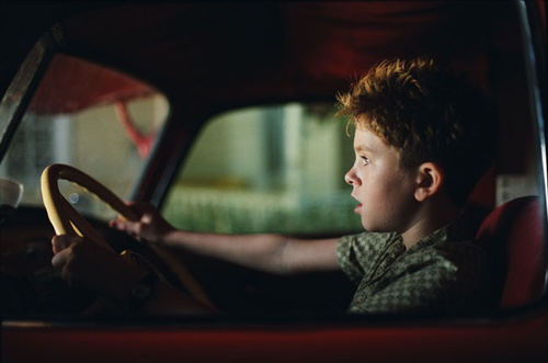 freddie highmore conduit la voiture