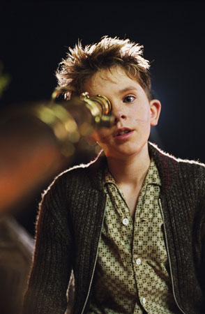 freddie highmore regarde au telescope