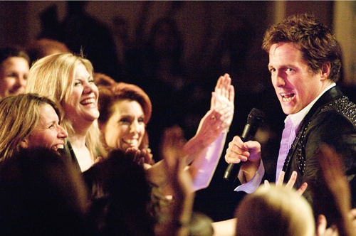hugh grant dans la foule - Le Come Back