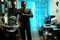 nicolas cage dans son bureau