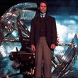 guy pearce devant la machine