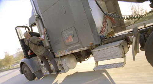 bruce willis montant dans le camion