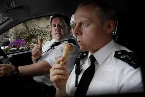 nick-frost-simon-pegg-mangent-une-glace-jpg