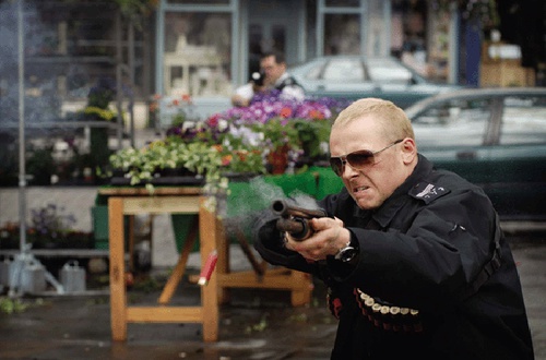 simon-pegg-arme-a-la-main-jpg