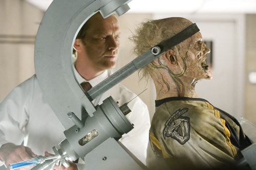 iain glen faisant des exp  riences