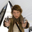 jovovich milla a deux armes
