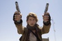 milla jovovich mena  ant de ses deux armes