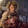 milla jovovich regardeant un chien zombie