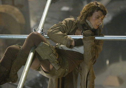 milla jovovich s accrochant