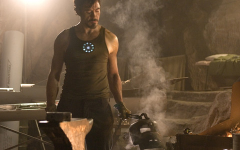 robert downey jr tony stark faisant son armure - Iron Man