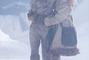 dakota blue richards aide un garcon