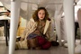 dakota blue richards sous une table