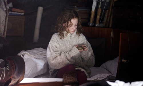 dakota blue richards tient la boussole d or