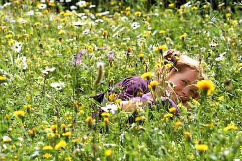 Bertille Noel Bruneau dans un champ de fleurs