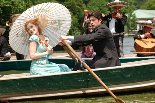 amy adams et patrick dempsey dans une barque