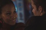zoe saldana chris pine de dos