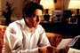 hugh grant lisant une carte