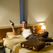 Jean Dujardin allongé sur le lit