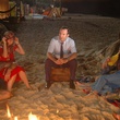 Jean Dujardin au bord du feu sur la plage