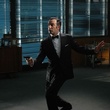 Jean Dujardin pointe le pistolet