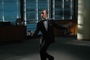 Jean Dujardin pointe le pistolet