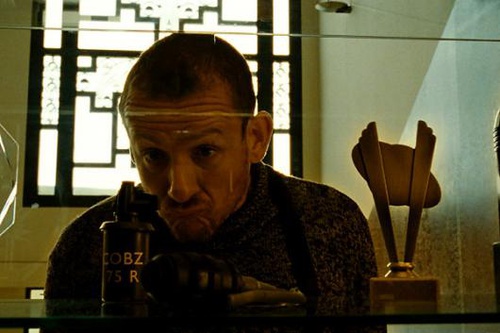 dany boon devant une grenade