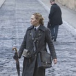 Kate Winslet tenant un parapluie