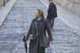 Kate Winslet tenant un parapluie