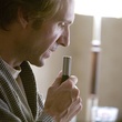 Ralph Fiennes tient le dictaphone