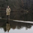 Ralph Fiennes sur le lac