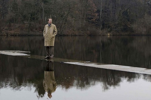 Ralph Fiennes sur le lac