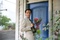 jim carrey apportant des fleurs