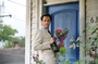 jim carrey apportant des fleurs