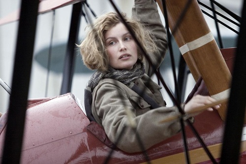 laetitia casta 6 - La Jeune fille et les loups